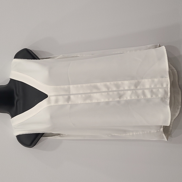 White blouse - Picture 1 of 4